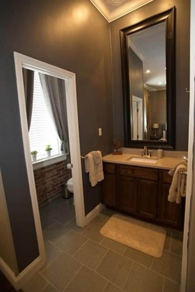 Hamilton House Inn photo 13