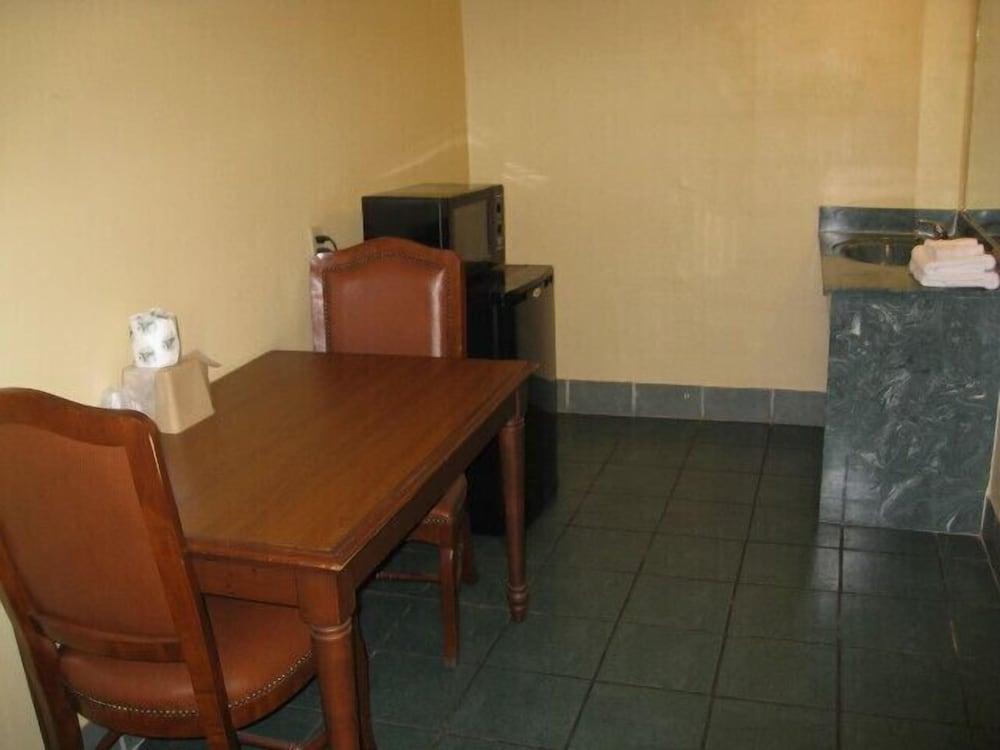 Economy Inn photo 13