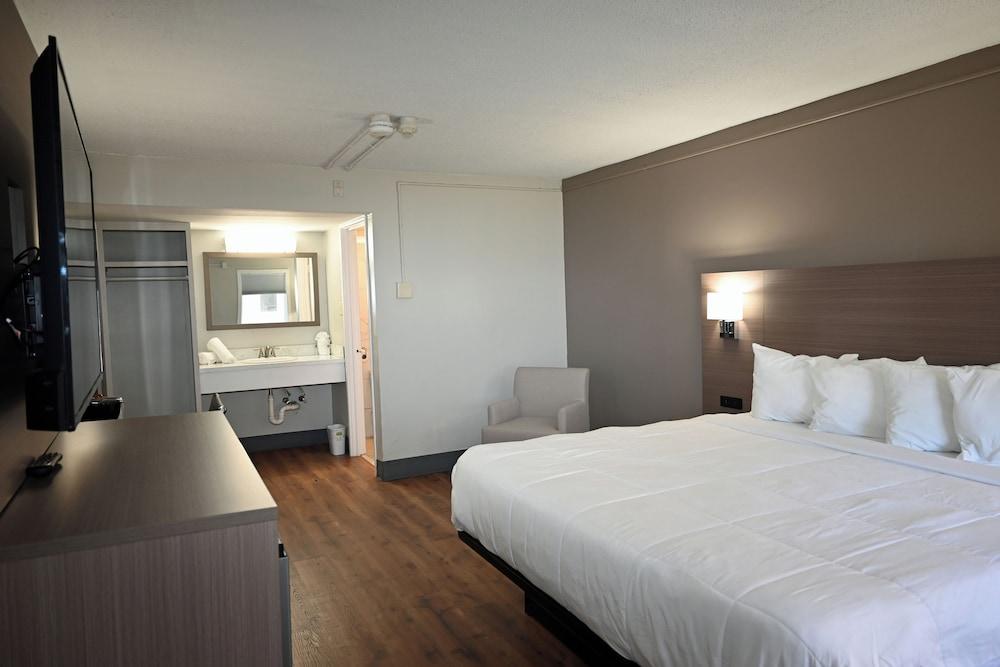 Whaler Inn and Suites photo 26