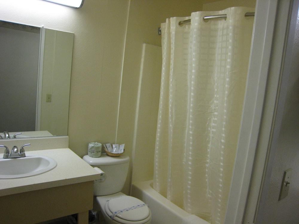 Town House Motel photo 18