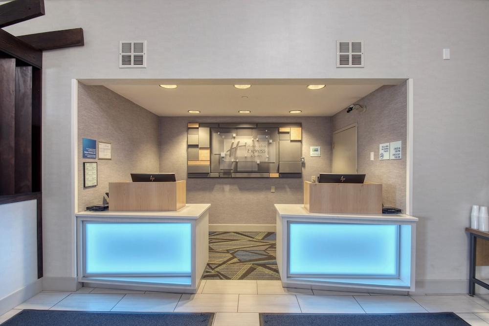 Holiday Inn Express Hotel & Suites Oshkosh by IHG photo 67