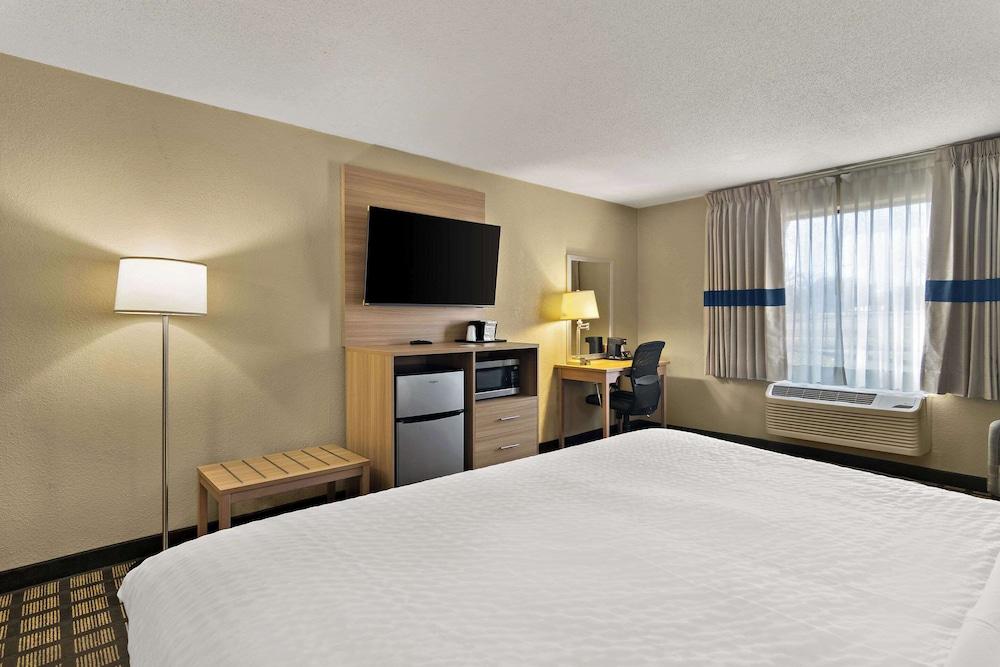 Clarion Pointe Bloomington – Normal near I-55 and University photo 14