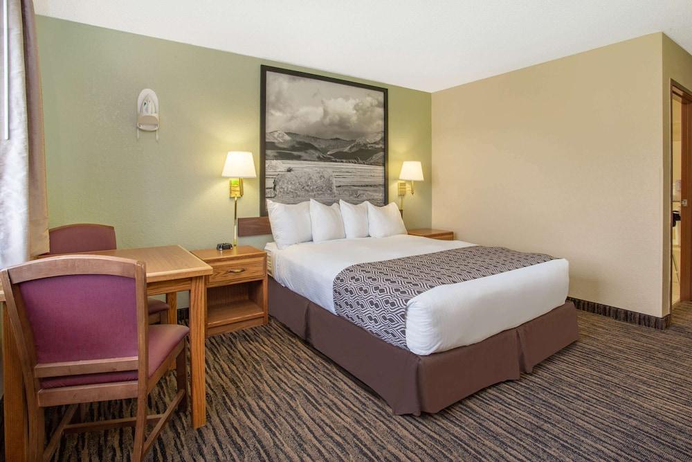 Super 8 by Wyndham Lewistown photo 13