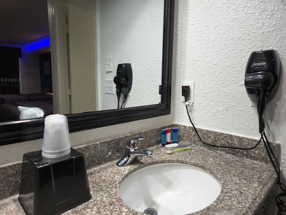 Express Inn Tomball photo 35
