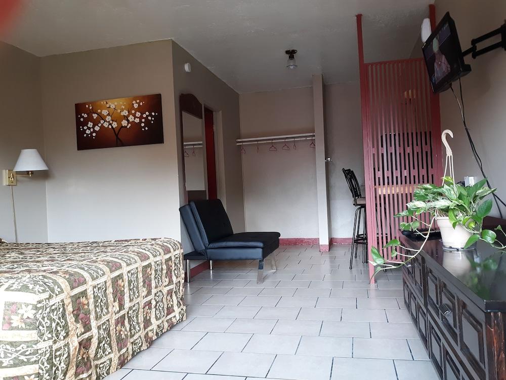 Longview Inn photo 4