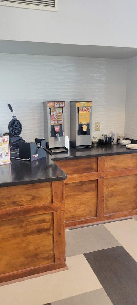 The Royal Inn & Suites photo 15