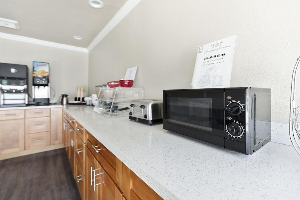 Le Blanc Inn & Suites photo 92