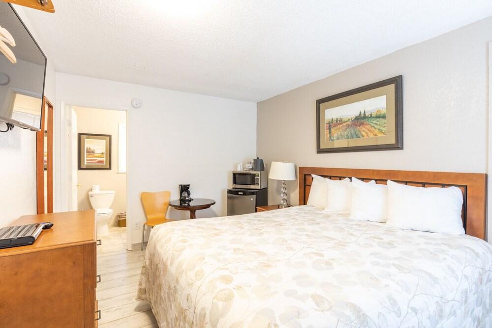 Vineyard Valley Inn photo 33