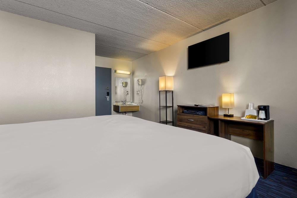Americas Best Value Inn Gallup photo 12