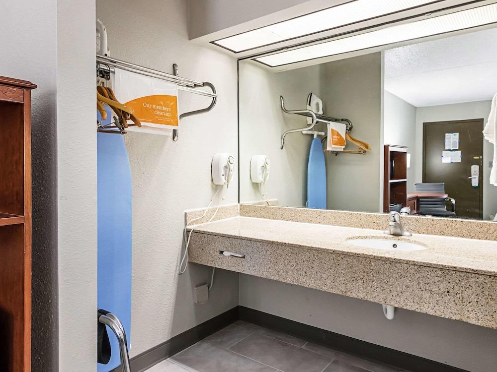 Farragut Inn & Suites photo 16