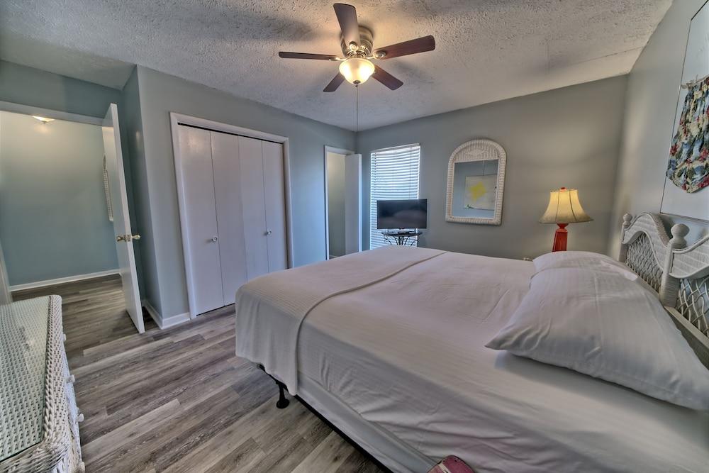 Pineapple Villas on Laguna Beach photo 16