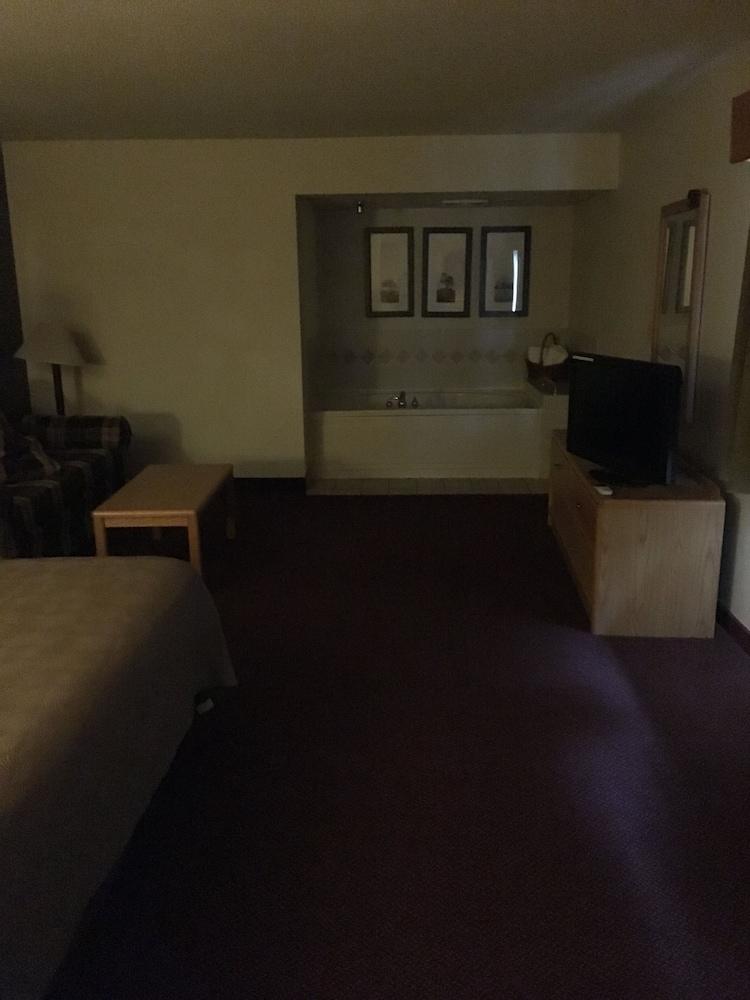 Moose Lake Lodge & Suites photo 9