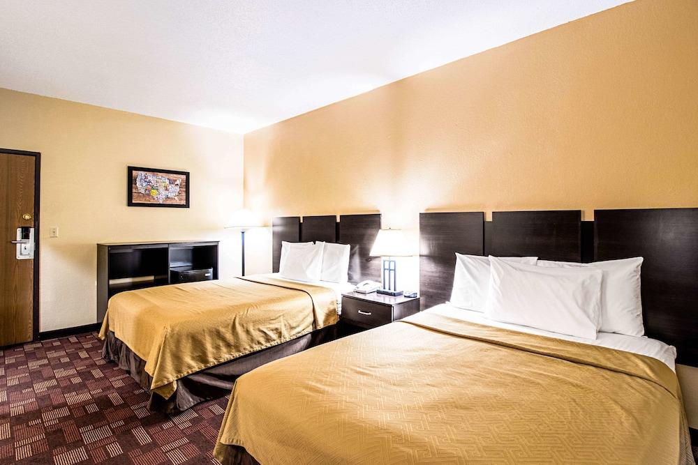 Econo Lodge Watertown photo 15