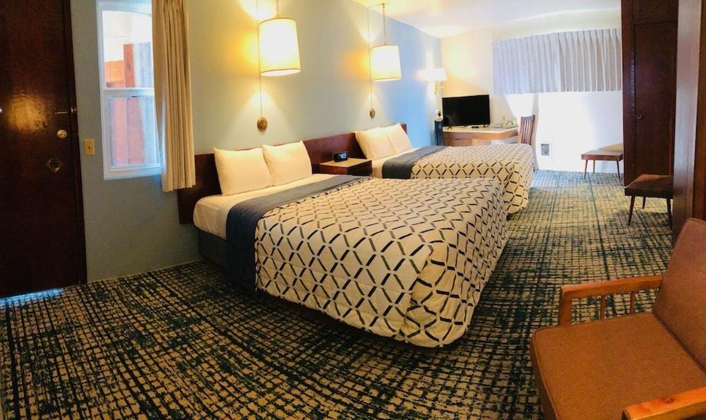 Curly Redwood Lodge photo 13