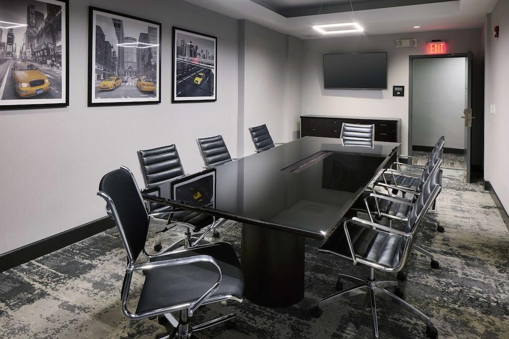 Hampton Inn Newark Airport photo 17