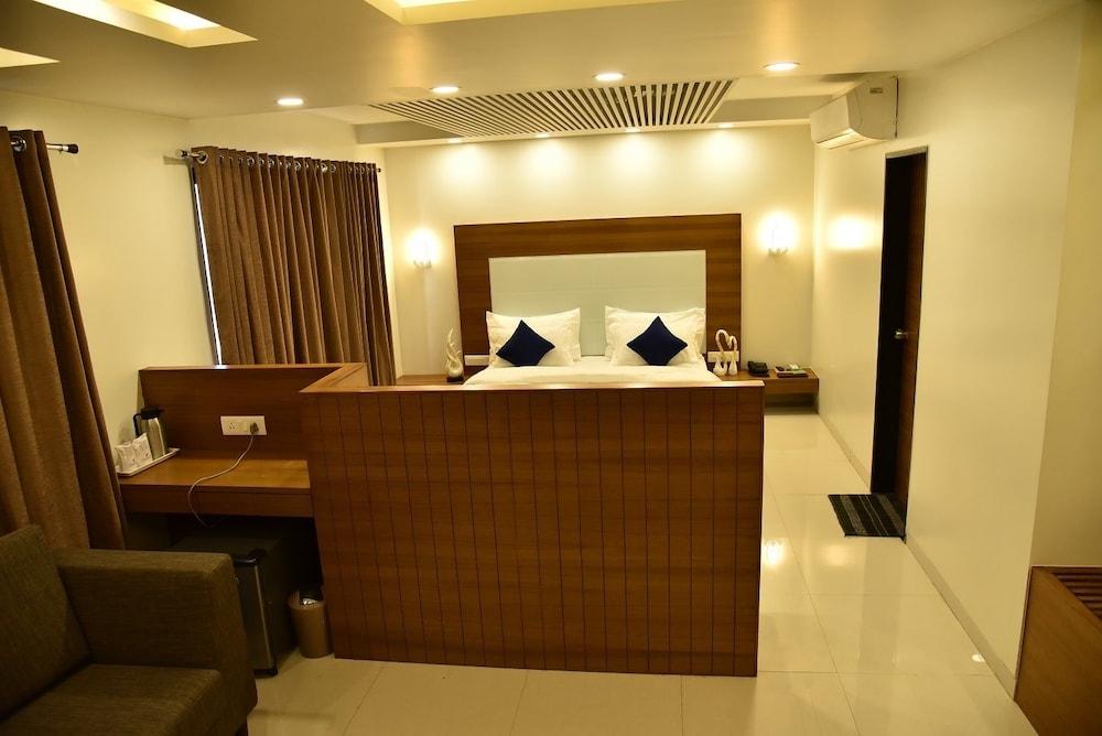 Port-O-Call Hotel photo 4