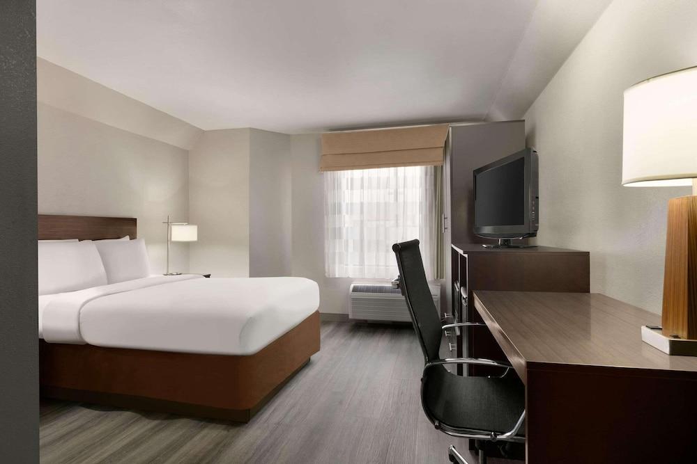 Country Inn & Suites by Radisson, Roanoke Rapids, NC photo 12
