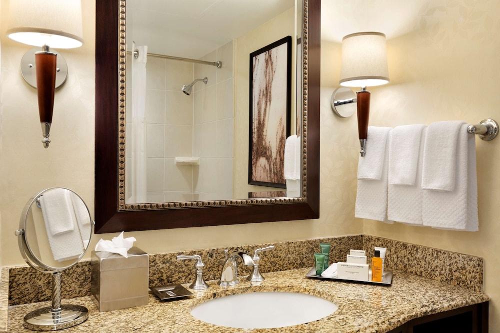 Hilton East Brunswick Hotel & Executive Meeting Center photo 16
