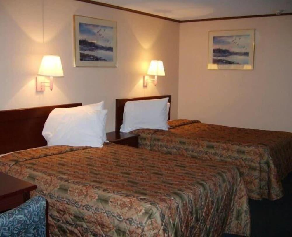 Budgetel Inn & Suites photo 9