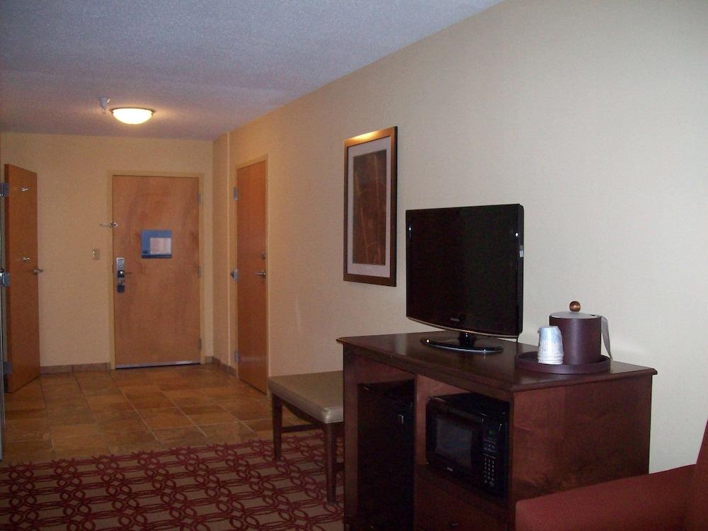 Hampton Inn & Suites Wiggins photo 17