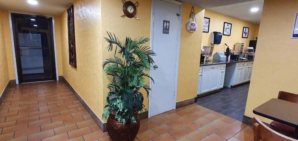 Chaparral Motel photo 57