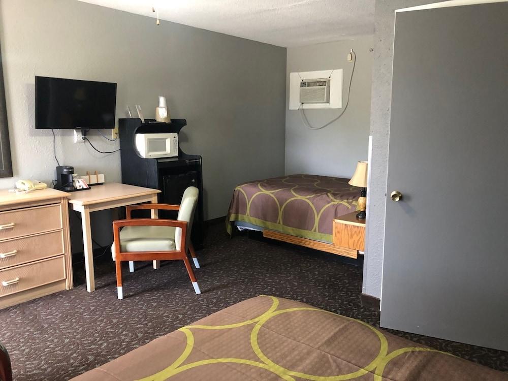 Hawkeye Motel photo 31