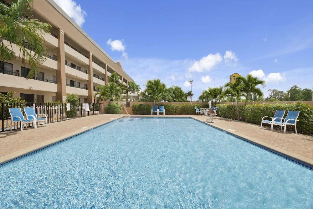 Super 8 by Wyndham Fort Myers photo 6