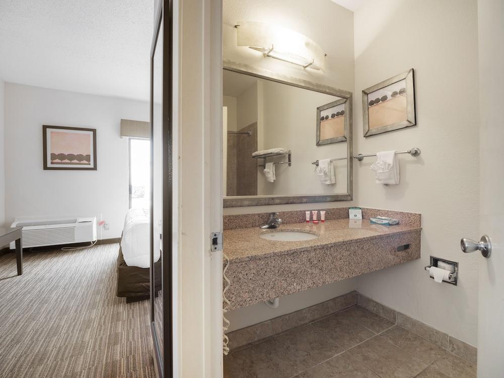 Baymont by Wyndham Houston North photo 38