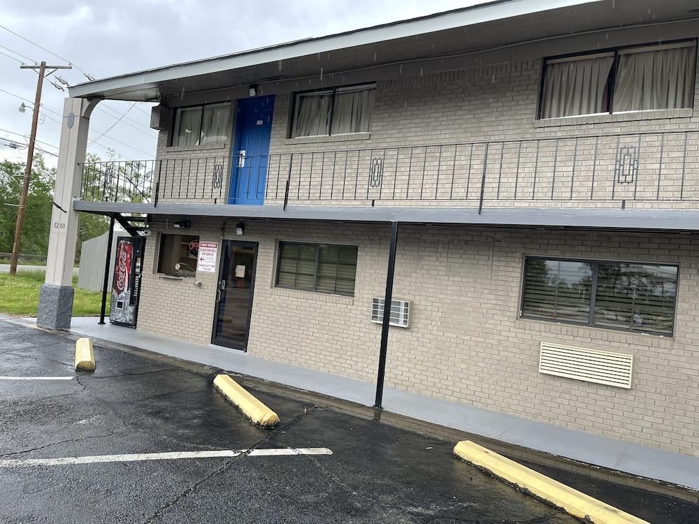 Economy inn photo 1
