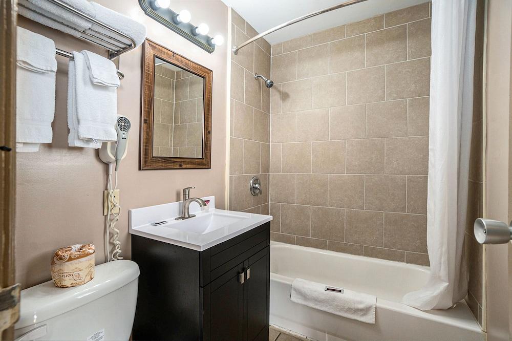 Great Lakes Inn and Suites photo 11