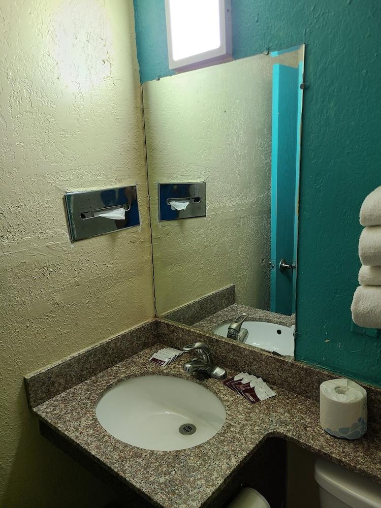 Encore Motel photo 35