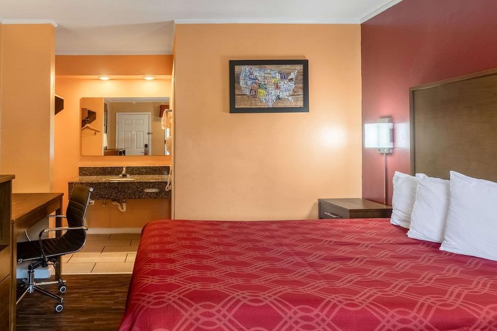 Econo Lodge Cornersville I-65 photo 23