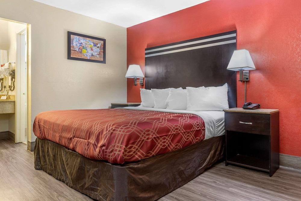 Econo Lodge Columbia Fort Jackson photo 18