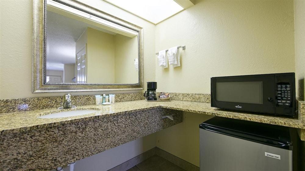 Baymont by Wyndham Orlando East photo 14