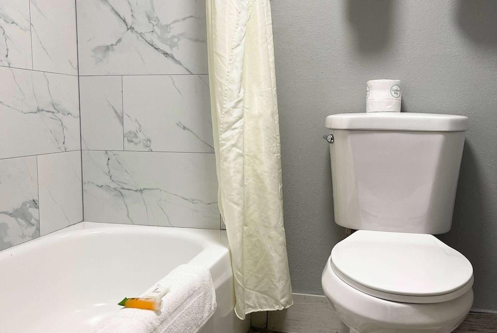 AmericInn by Wyndham Ladysmith photo 16