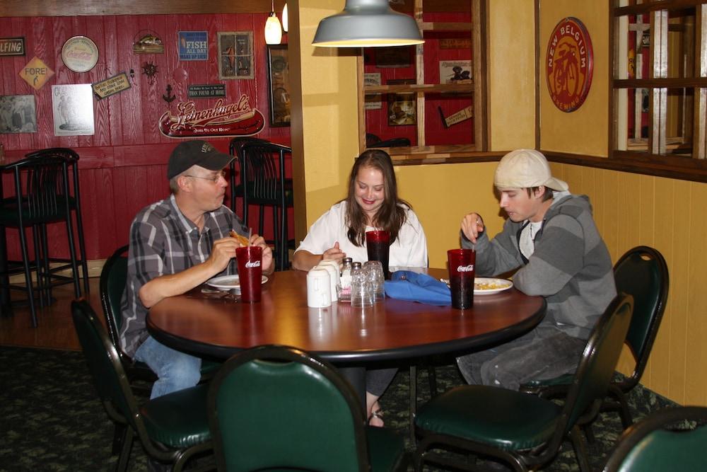 Gladstone Inn & Suites photo 18