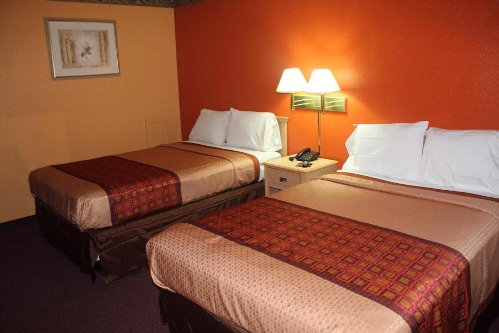 Hutchinson Inn photo 40