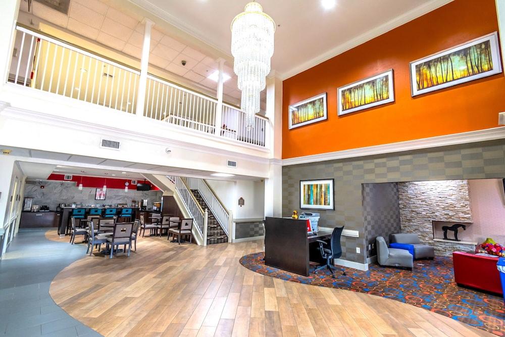 Econo Lodge Inn & Suites East photo 1