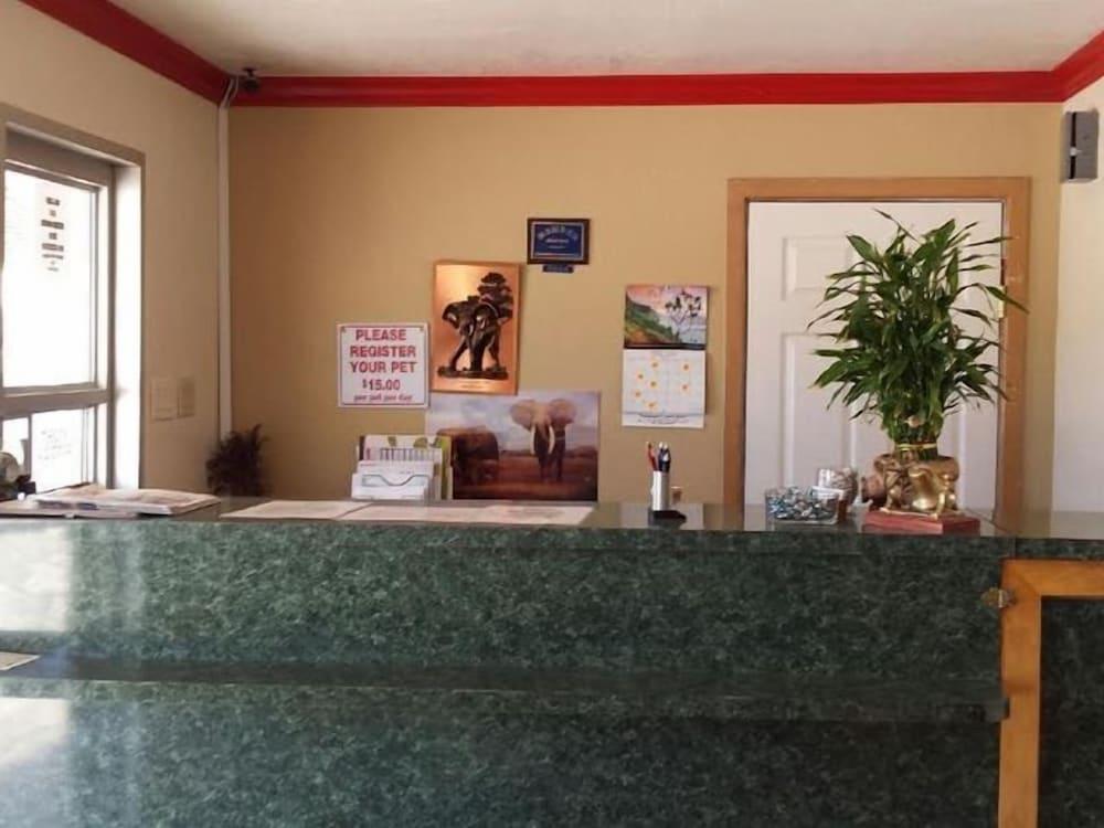 Deluxe Inn Motel photo 26