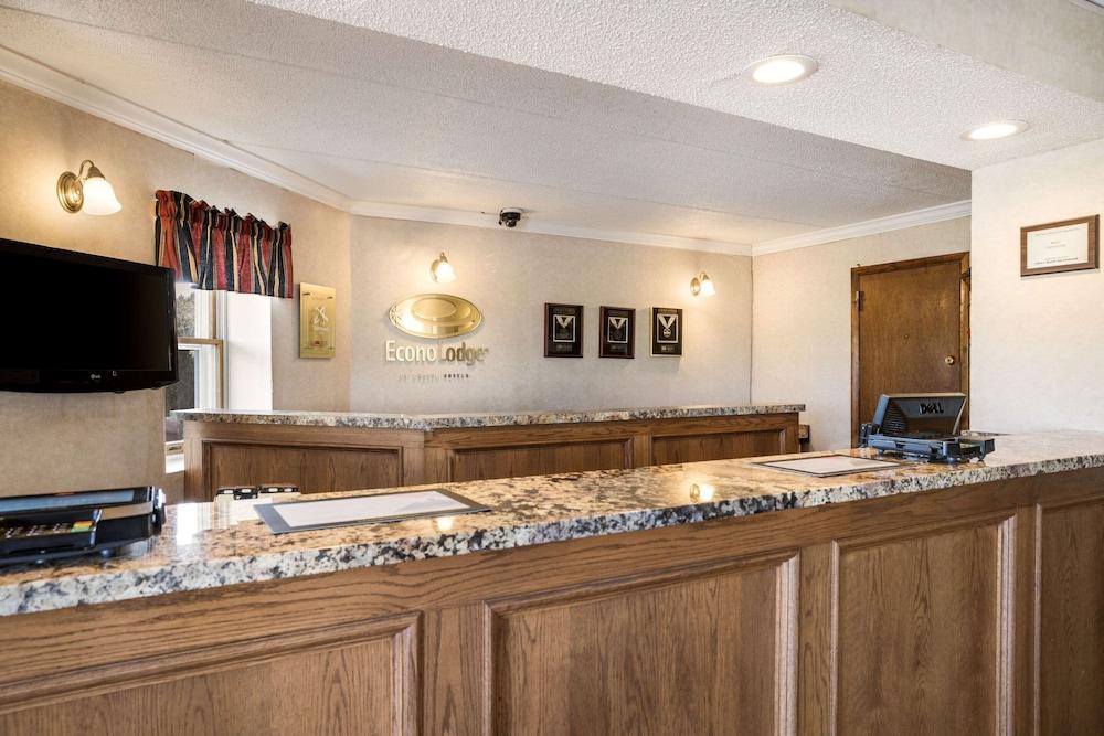 Econo Lodge Darien Lakes photo 2