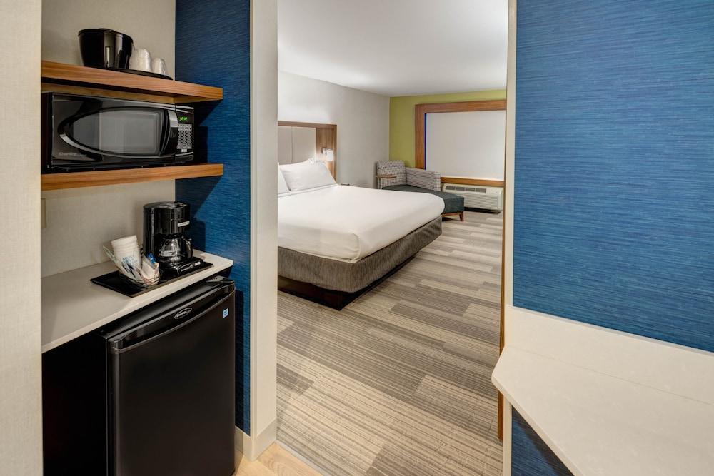 Holiday Inn Express Woodbridge by IHG photo 2