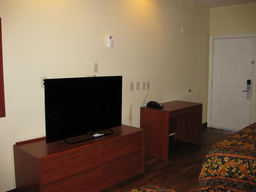 Scottish Inn and Suites photo 11
