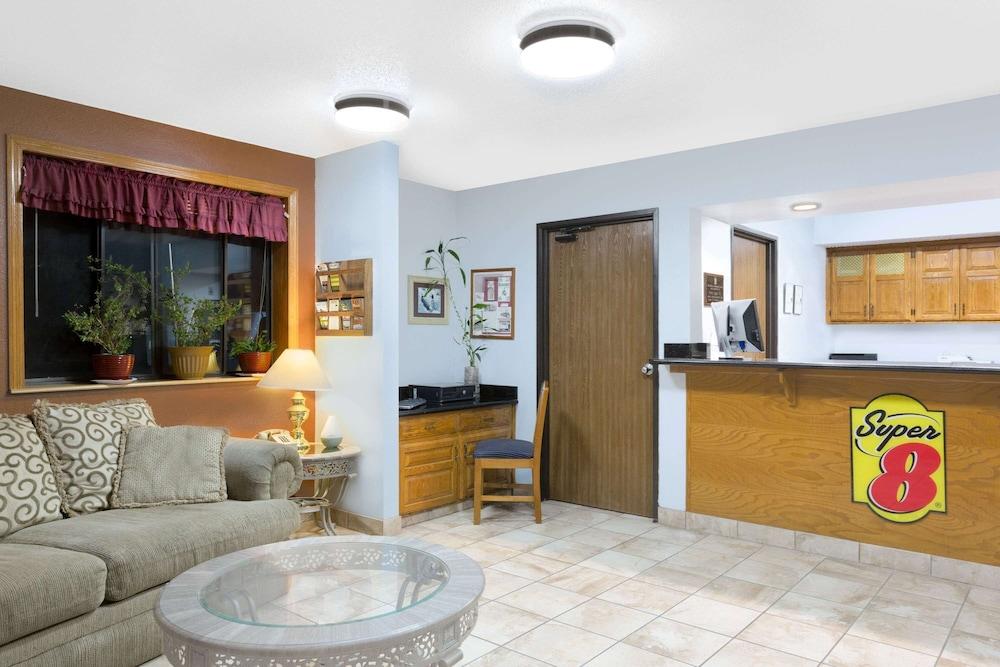 Super 8 by Wyndham Boone photo 2