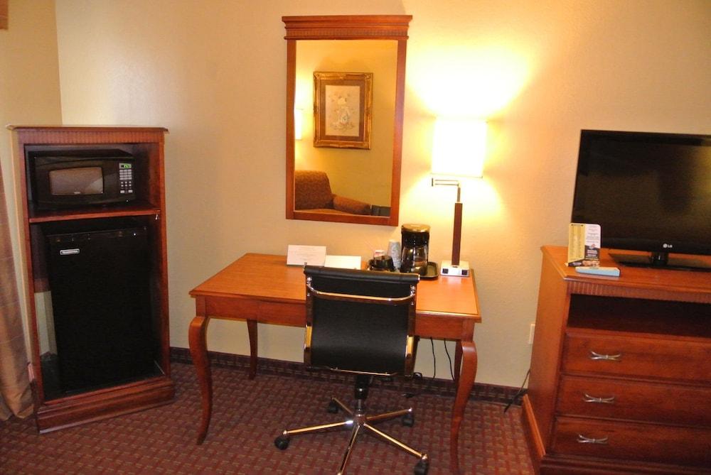 Quality Inn & Suites Carthage near Precious Moments Chapel photo 17