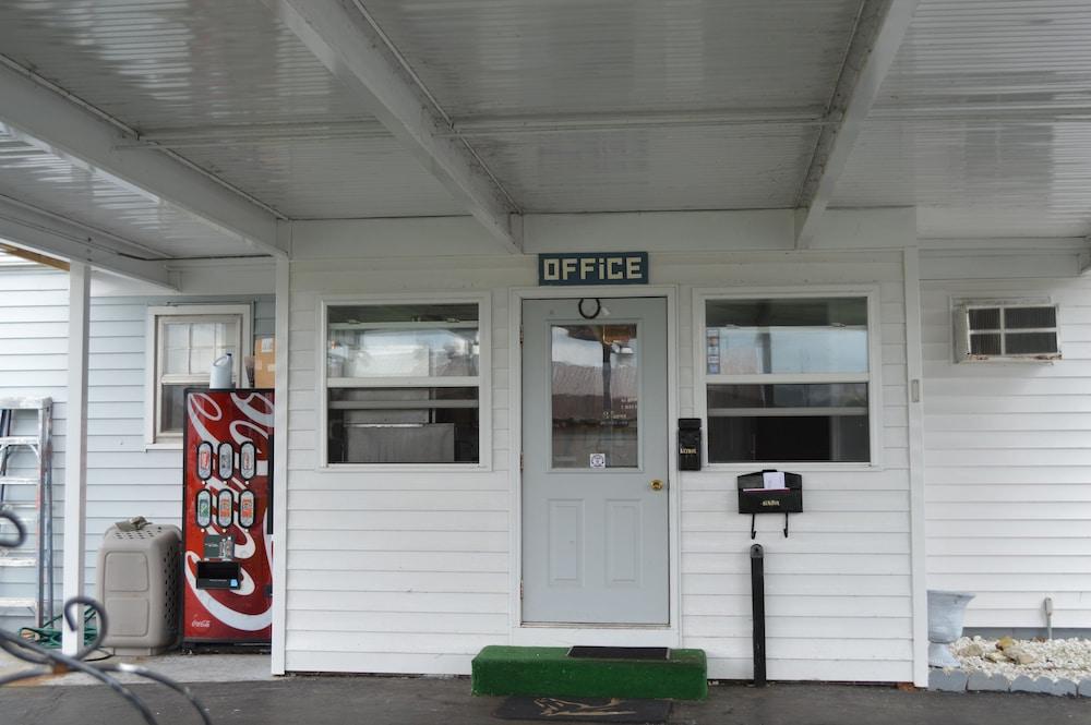 Great Lakes Motel photo 20