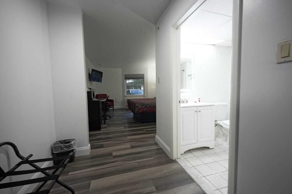 Greenwoods Inn & Suites photo 3