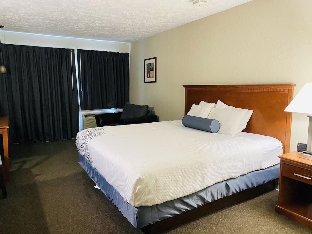 Fleetwood Inn & Suites photo 30