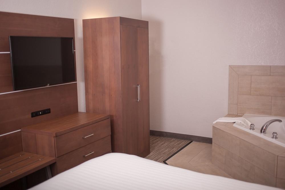Holiday Inn Express Hotel & Suites by IHG photo 28