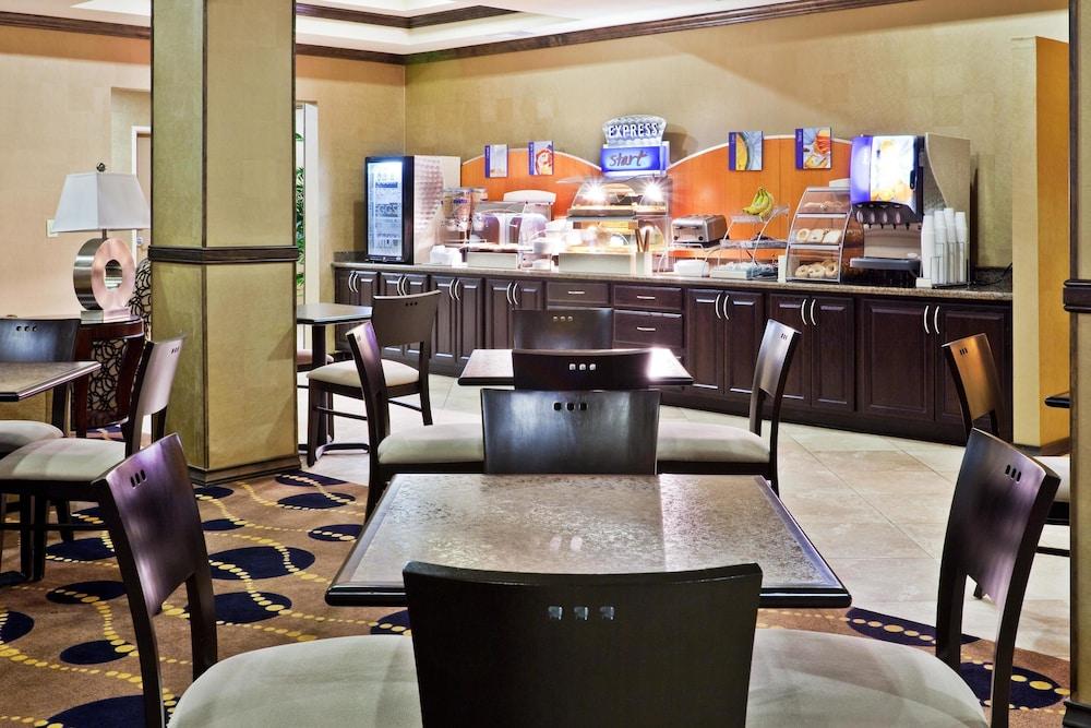 Holiday Inn Express Hotel & Suites Clovis by IHG photo 55