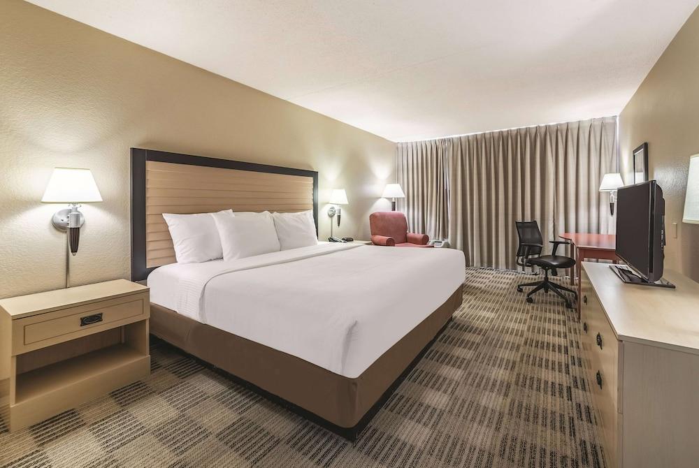 Ramada by Wyndham Fairfield NJ photo 6